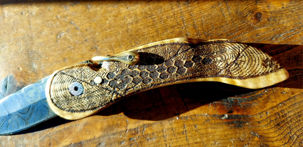 Le Las-Caums - Couteau Pliant Artisanal Pistolet - Lame Damas - Art de la Table - Pièce Unique - Zhàn-Do